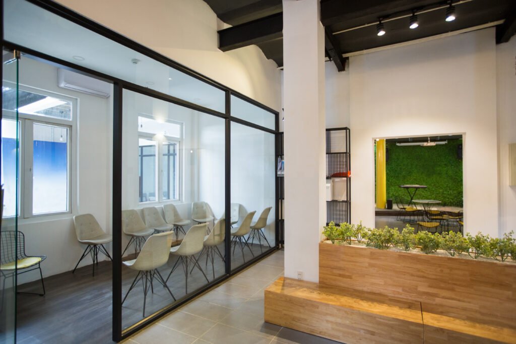 Top Benefits of Glass Partitions for Modern Offices